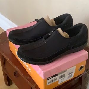 Aertrex BlackBerry Zip Ons- Size 7